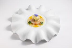 Gerecht met lichte saus op een wit bord