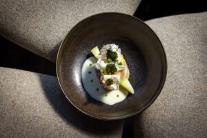 Gerecht met groene kruiden op een licht bord