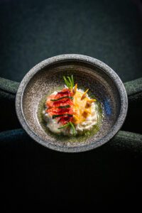 Gerecht met groenten op een donker bord
