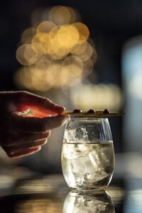 Culinair gerecht met saus op een donker bord