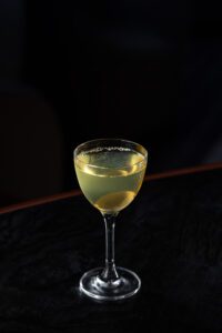 Cocktail in een glas tegen een donkere achtergrond
