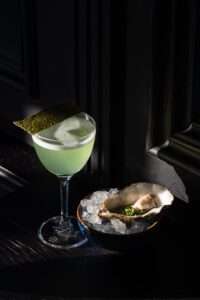 Groene cocktail met citrus in een glas